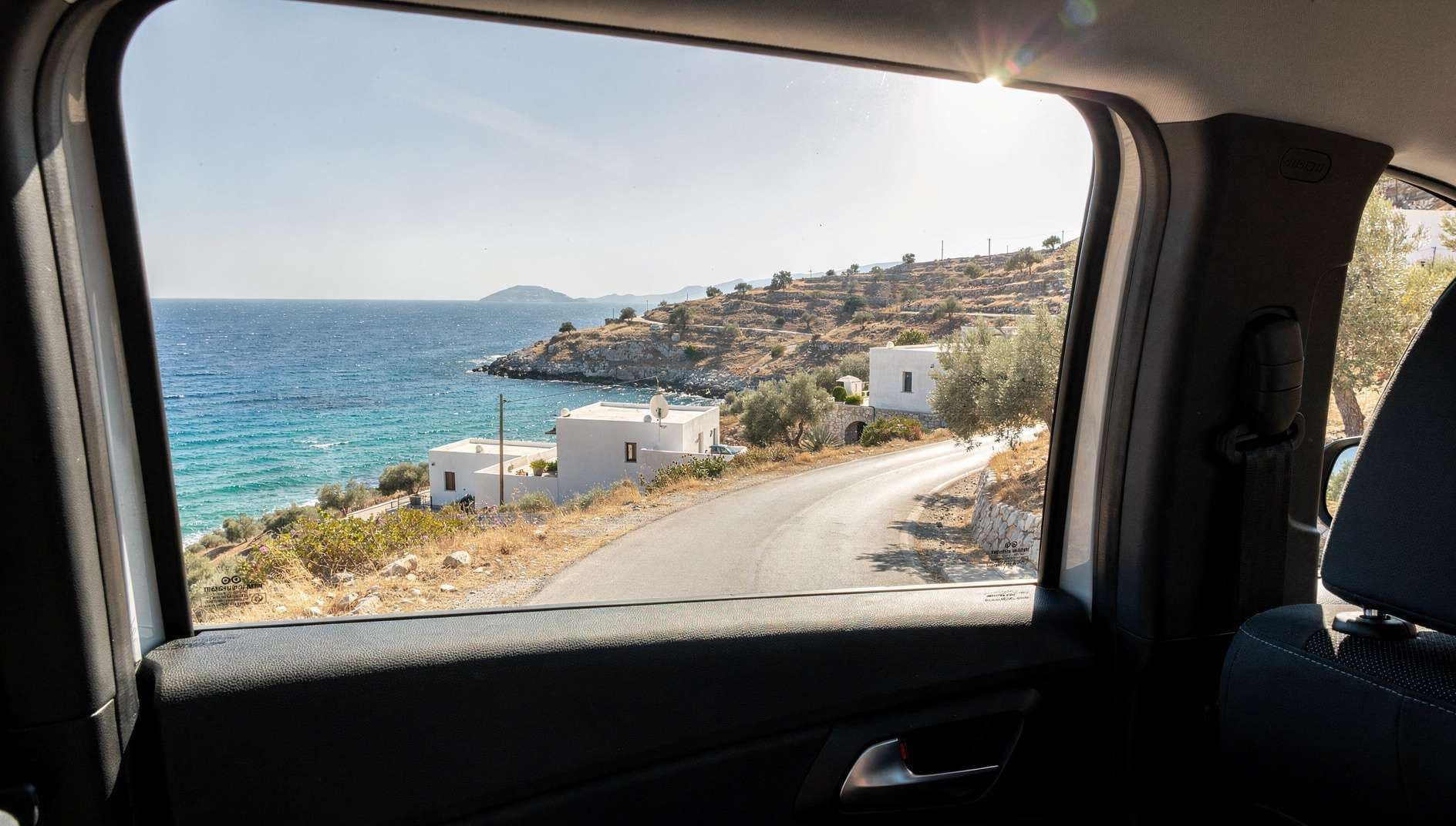 Θέα προς παραλιακό δρόμο μέσα από πλαϊνό τζάμι αυτοκινήτου
