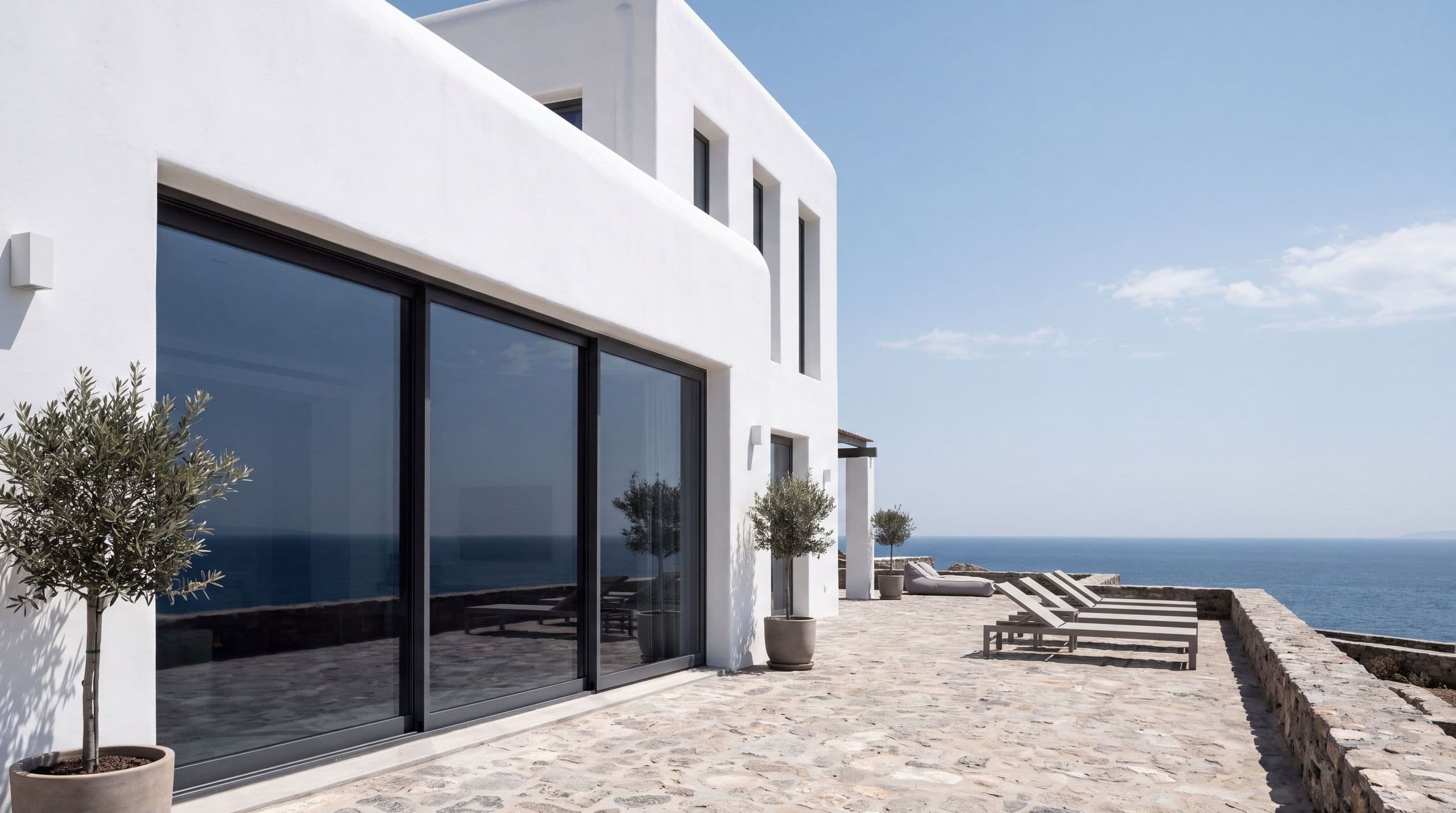 Κυκλαδίτικη βίλα με μεγάλες τζαμαρίες και μεμβράνη ηλιοπροστασίας